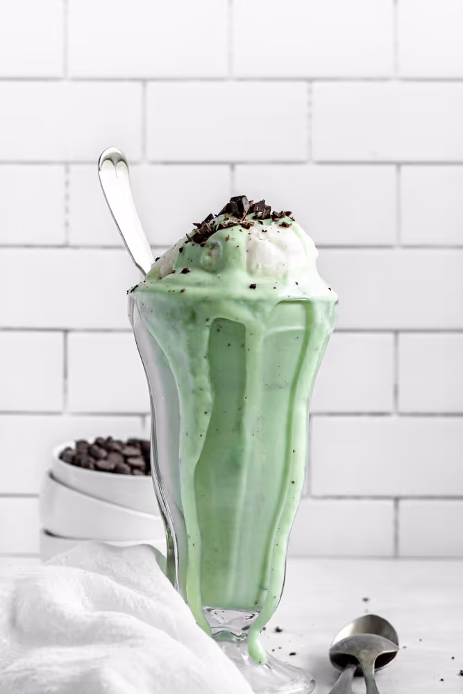 Easy Healthy Mint Chip Smoothie: A Nutrient-Packed Classic Twist
